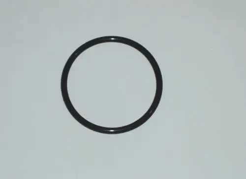 Schwarzer O-Ring auf weißem Hintergrund. Der O-Ring könnte für Anwendungen in DAIKIN Heizsystemen geeignet sein, insbesondere in Altherma R Hybrid Modellen.